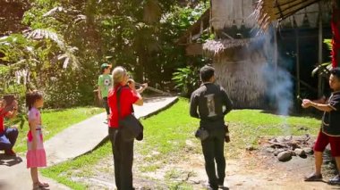 Borneo. Malezya - Circa Jan 2015: Tourits geleneksel ateş sırayla alır. bu eğitim merkezinde profesyonel bir rehberden talimat sonra yerli blowgun.