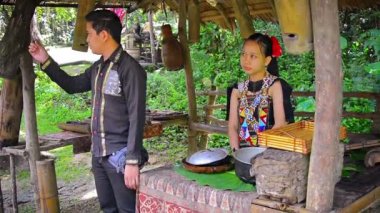 Borneo. Malezya - Circa Jan 2015: Bir eğitim merkezinde yerli arıcılık yöntemleri hakkında profesyonel tur gude öğretim turistler.