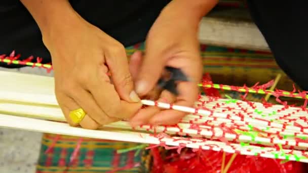 Artisan local trabalhando com cordas em Ayutthaya. Tailândia — Vídeo de Stock