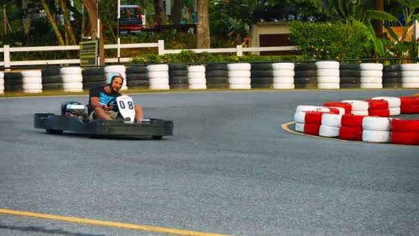 PHUKET. TAILANDIA - CIRCA FEB 2015: Turistas a la deriva alrededor de un giro de horquilla en una carrera de go-cart en Patong Go-Kart Speedway en Kathu. Phuket. Tailandia . — Vídeos de Stock