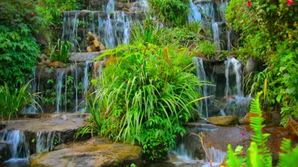 Wunderschön angelegter künstlicher Wasserfall in Chiang Mai. Thailand — Stockvideo