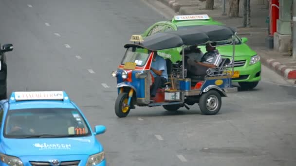 BANGKOK. TAILANDIA - CIRCA FEB 2015: Motor-Rickshaw Activando una calle ocupada en el centro de Bangkok. Tailandia — Vídeos de Stock