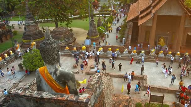 Ayutthaya. Thailand - Circa februari 2015: Buddha skulpturer i en forntida tempel gården från ett högt läge på Wat Yai Chai Mongkhon i Ayutthaya. Thailand. — Stockvideo