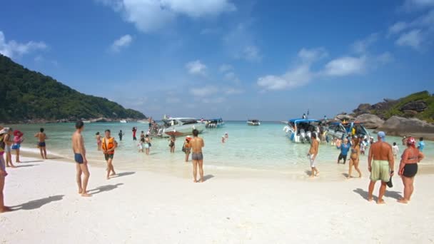 ISLAS SIMILANAS. TAILANDIA - CIRCA FEB 2015: Multitud de turistas disfrutando del sol. tropical. playa de arena blanca en Isla Similan. la más grande de las Islas Similares en Tailandia . — Vídeo de stock