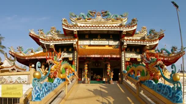 美丽而精致的装饰的Tha Rua神社及其五颜六色的龙图案。站在阳光明媚的天空下. — 图库视频影像