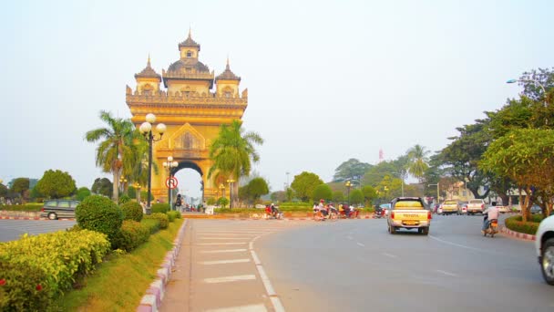 VIENTIANO. LAOS - CIRCA DIC 2013: The Patuxai Memorial Arch. un monumento de guerra. se erige como una hermosa pieza central arquitectónica en Vientiane. la capital de Laos . — Vídeo de stock
