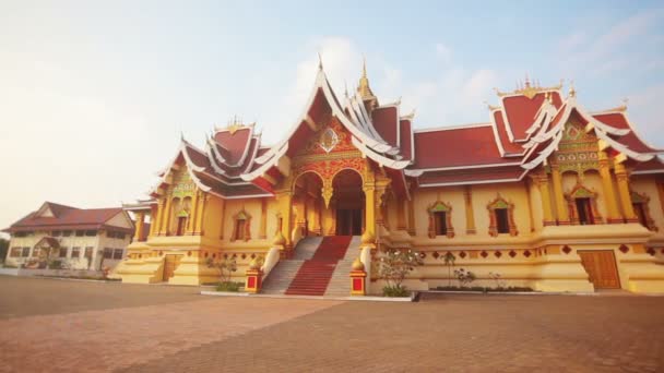 万象。老挝 - Circa 2013： 荷丹马萨巴。万象的佛教会堂。老挝。和重要的文化和建筑遗址. — 图库视频影像