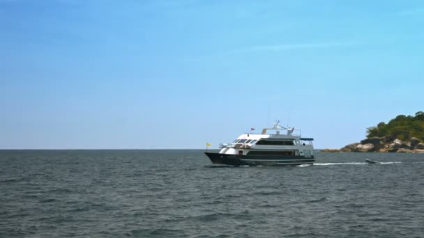 SIMILANS. THAILAND - CIRCA FEB 2015: Attractive. modern tour boat cruises by with a load of tourists. on a scuba diving excursion near Thailand's protected. Similan Islands. — Stock Video