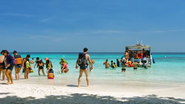 Jeg har det bra. THAILAND - CIRCA FEB 2015: En folkemengde turister forlater en turistbåt. direkte i krystallklart tropisk vann ved Koh Similan i Thailand . – stockvideo