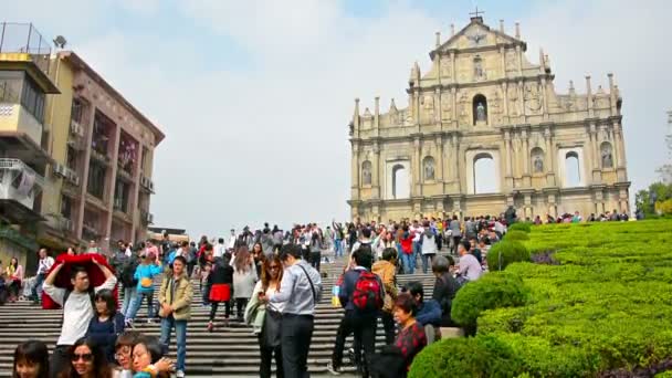 MACAU. CHINA - CIRCA ENE 2015: Fajalá de la Iglesia de San Pablo. parte de un antiguo. Complejo universitario portugués del siglo XVI. ahora Patrimonio Mundial de la UNESCO . — Vídeo de stock