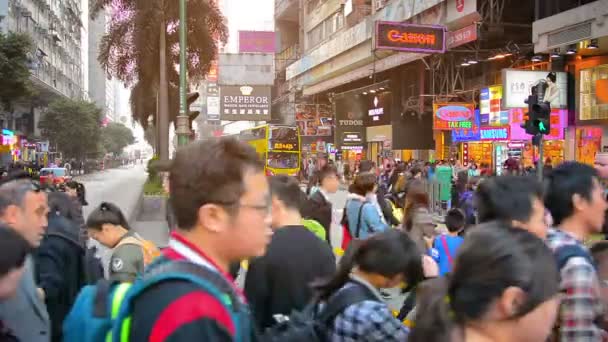 Hongkong. Chiny-Circa Jan 2015: rój pieszych przekraczających główną ulicę miasta w dzielnicy biznesowej śródmieścia Hong Kongu. — Wideo stockowe