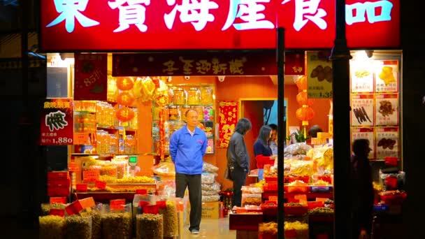 Hongkongi. Kína-Circa január 2015: Shoppers várjon a sor szolgáltatás egy forgalmas boltban értékesítési szárított tengeri termékek a belvárosban Hong Kong. — Stock videók