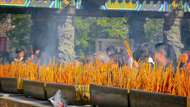 Hongkong. China-circa Jan 2015: honderden wierook stokjes smeulen als aanbidders bidden op een Alter in Wong Tai Sin tempel in Hong Kong. — Stockvideo