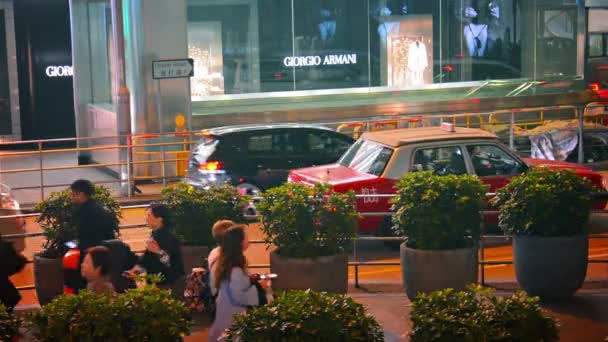 HONG KONG. CHINA - CIRCA ENE 2015: Ocupado. tráfico nocturno a lo largo de Chater Road en el centro de Hong Kong. como trabajadores hacen su camino a casa al final del día . — Vídeo de stock