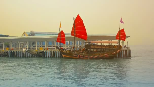 Hong kong. China - ca. Januar 2015: Ausflugsschiff. gemustert nach einem altmodischen chinesischen Segelschrott. Ankunft, um Passagiere im Viktoria-Hafen aufzunehmen. hong kong. — Stockvideo