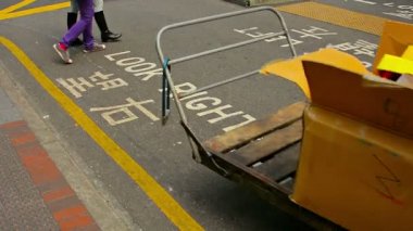 Hong Kong'da. Çin - Circa Ocak 2015: Dikkat işareti. işlek bir şehir caddesinde boyanmış. Hong Kong şehir merkezinde yaklaşan trafik için dikkat yayalar uyarır.