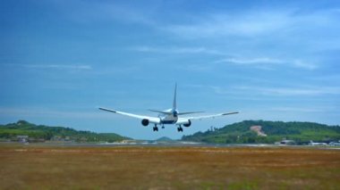 Çift motorlu. Jet Uçağı Tayland Phuket Uluslararası Havaalanı'nda Güvenli Bir Şekilde Toprakları