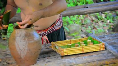 Yerli Adam Ev Yapımı Üretiyor. Borneo'da Alkollü Ruhlar