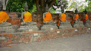 Turist ZiyaretAntik Buda Heykeller Wat Yai Chai Mongkol Tayland
