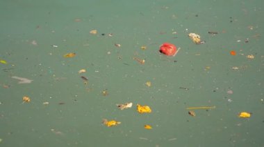 Durgun Su üzerinde Yüzen Enkaz ve