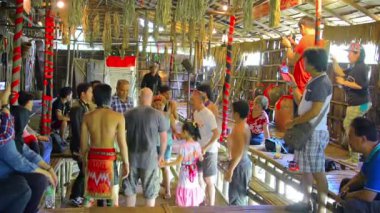 Tourits geleneksel bir deneme. Yerel. bir eğitim merkezinde yerel köylülerin yardımıyla bambu trambolin.