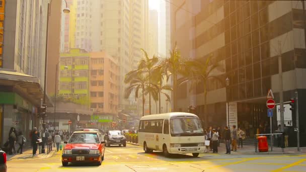 HONG KONG. CHINA - CIRCA JAN 2015: Early morning commute at a major downtown intersection in Hong Kong. — Stock Video