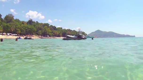 PHUKET. TAILANDIA - CIRCA FEB 2015: Bobs embarcaciones acuáticas personales no tripuladas y deriva en las cálidas aguas tropicales del Mar de Andamán. justo al lado de una popular playa turística en la isla de Phuket. en Tailandia . — Vídeo de stock