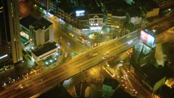 Autobahnüberführung mit leichtem Verkehr in Bangkoks Innenstadt nachts — Stockvideo