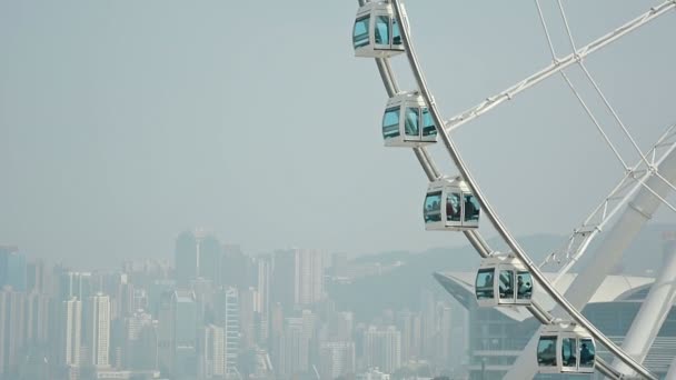 巨大的摩天轮在城市景观背景上缓慢旋转 — 图库视频影像