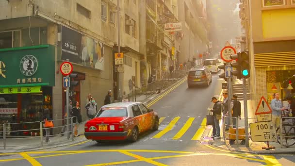 Trafik dik bir eğim ind şehir Hong Kong ile dar bir yol artan. — Stok video