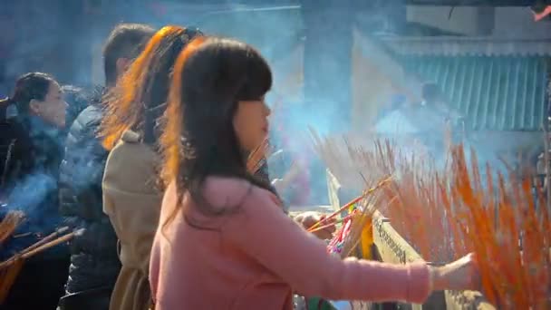 홍콩 웡타이신 사원에서 연기가 자는 향을 남기는 불교 신자들 — 비디오