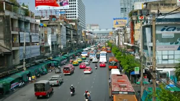 Verkeer op een typische stedelijke straat in het centrum van Bangkok. Thailand — Stockvideo