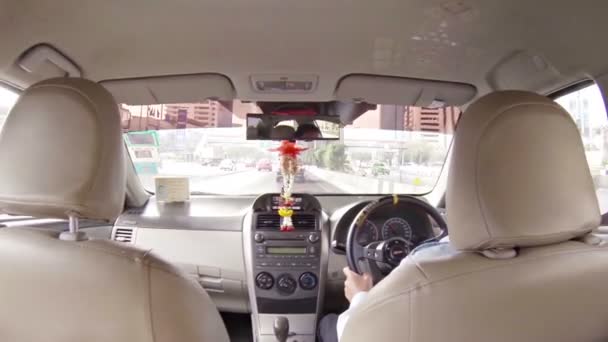 Paseos turísticos en el asiento trasero de un taxi. Navegando por una autopista en Bangkok. Tailandia. desde la perspectiva de un pasajero . — Vídeo de stock