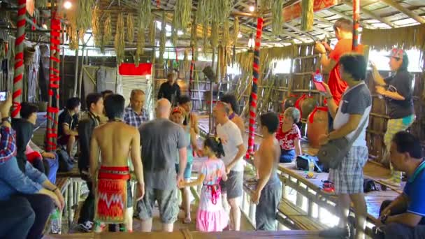 Tourits proberen een traditionele. Native. bamboe trampoline met de hulp van lokale dorpelingen in een opleidingscentrum. — Stockvideo