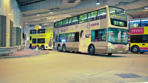 Bu yoğun ulaşım merkezi ve deposunda yolcu yüklemek için evreleme konumuna hareket eden çift katlı otobüsler. — Stok video