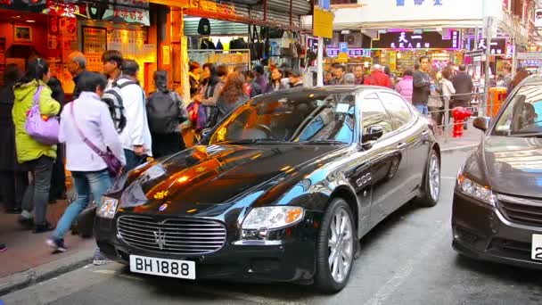 Negro. Maserati de ultra lujo estacionado en un estacionamiento del centro en un centro comercial en Hong Kong . — Vídeo de stock