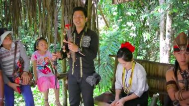 Yerel tur rehberi geleneksel gösterir. yerli kılıç ve turistler için kültürel önemini açıklar.