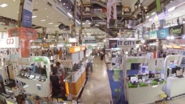 Şehir merkezindeki büyük bir alışveriş merkezinin alt katında elektronik alet kioskları. Bangkok. Tayland.