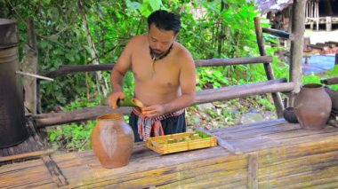 Yerel köylü geleneksel kullanarak pirinç şarabı yapıyor. yerli yöntemler. turistler için bir gösteride.