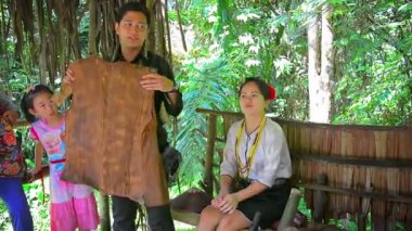 Profesyonel tur rehberi doğal liflerden yapılmış bir yelek gibi geleneksel el sanatları üretmek için yerli yöntemleri açıklar.