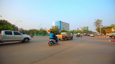 Vientiane merkezi bir kavşakta tipik sabah trafiği. Laos. açık bir şekilde. güneşli gün.