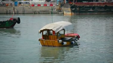 Küçük. özel olarak işletilen kontrplak yolcu teknesi. Şehir Hong Kong'da bir kanal boyunca feribot banliyöleri.