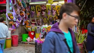 Güzel çiçeklerparlak renkli buketleri satan şehir Hong Kong Küçük çiçek dükkanı.