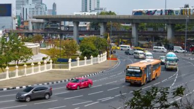 Bangkok şehir merkezinde bir dolambaçlı tipik kentsel trafik. bir zafer Savaş Anıtı Parkı Merkezi