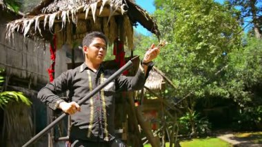 Profesyonel Tur Rehberi açıklar ve bir geleneksel kullanımını gösterir. turist bir grup için yerel tüfekli.