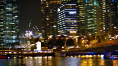Güzel geceleri şehir Singapur'un iş bölgesinde modern ticari kuleleri aydınlatılmış.