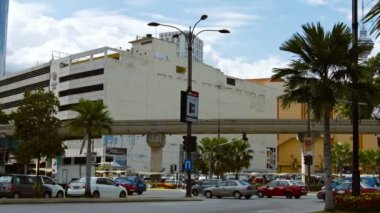 Kuala Lumpur şehir merkezinde tipik şehir trafiği. Malezya. arka planda geçen yüksek monoray banliyö treni ile.