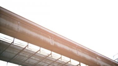 Monorail Banliyö Treni, Kuala Lumpur şehir merkezindeki yüksek pisti boyunca yavaşça geçiyor. Malezya'nın başkenti.