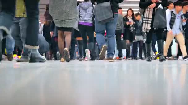 Low-Winkelaufnahme einer großen Menge von Pendlern an einem belebten innerstädtischen Transitbahnhof in Hongkong. — Stockvideo