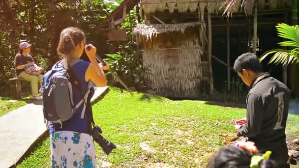 Турист в образовательном центре стреляет дротиками из традиционных. родной пистолет под руководством профессионального экскурсовода . — стоковое видео